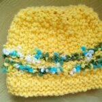 Gorro amarillo con flores